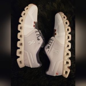 On Running casual Women sneaker size 6 Cloud 5